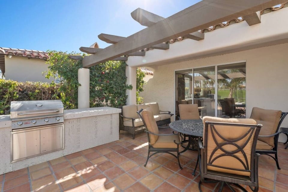Backyard: pool & spa, large putting green, sun lounge chairs, outdoor kitchen area, Natural Gas Firepit, BBQ