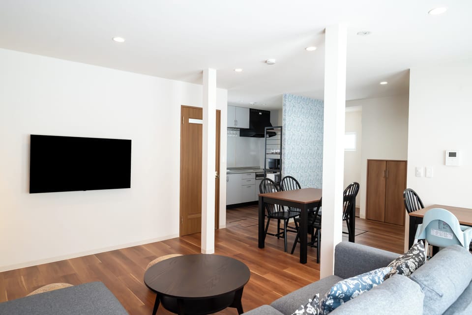 Basic House, 3 Bedrooms, City View | Living area