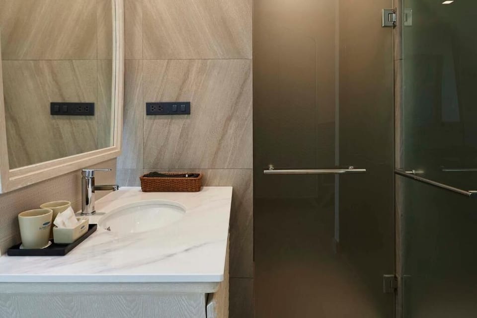Basic Twin Room, Balcony, Pool View | Bathroom