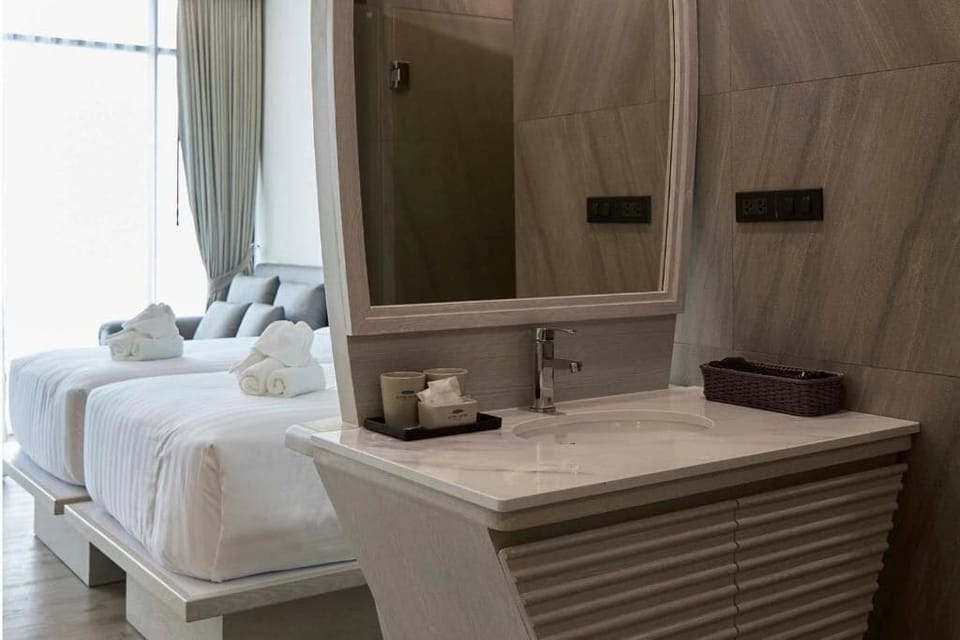 Basic Twin Room, Balcony, Pool View | Bathroom
