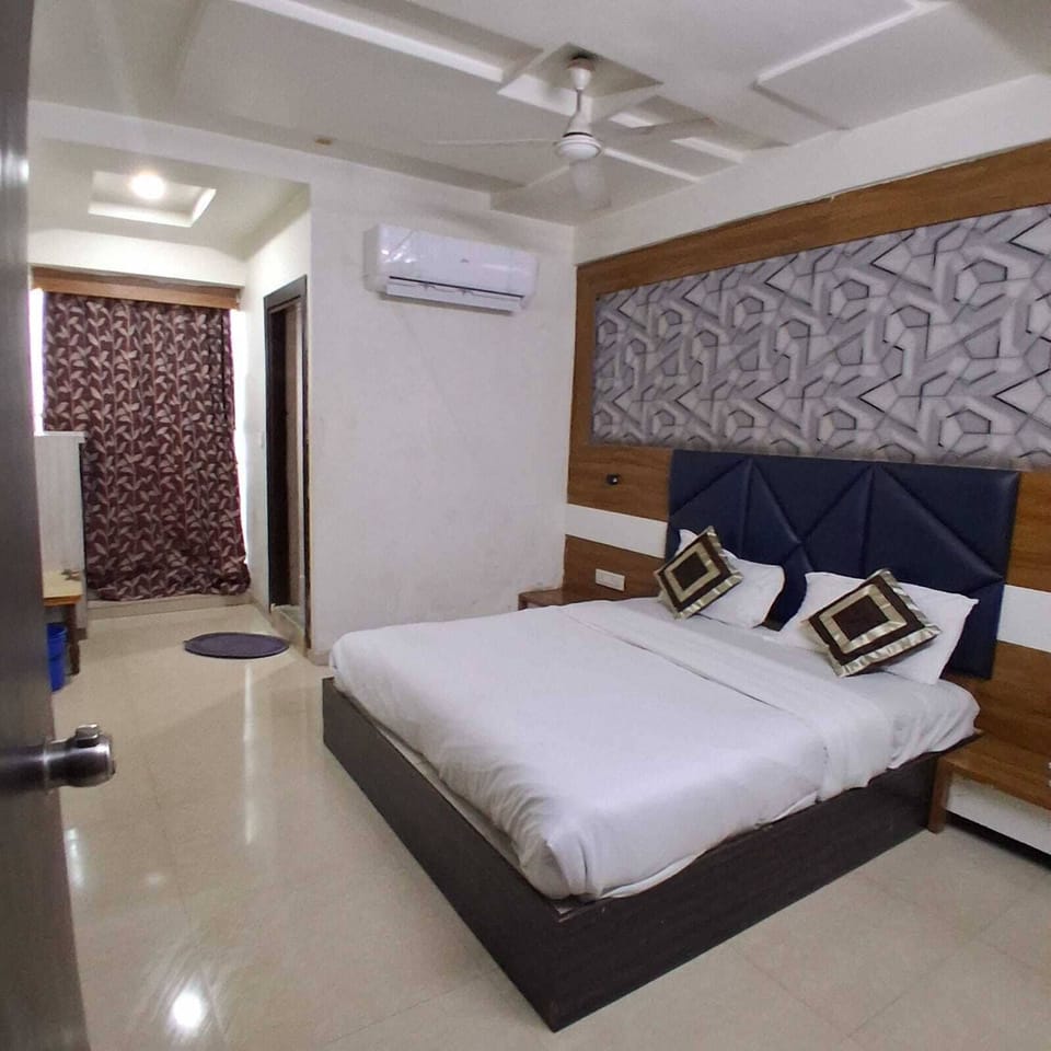 Deluxe Room | Egyptian cotton sheets, premium bedding, memory foam beds, desk