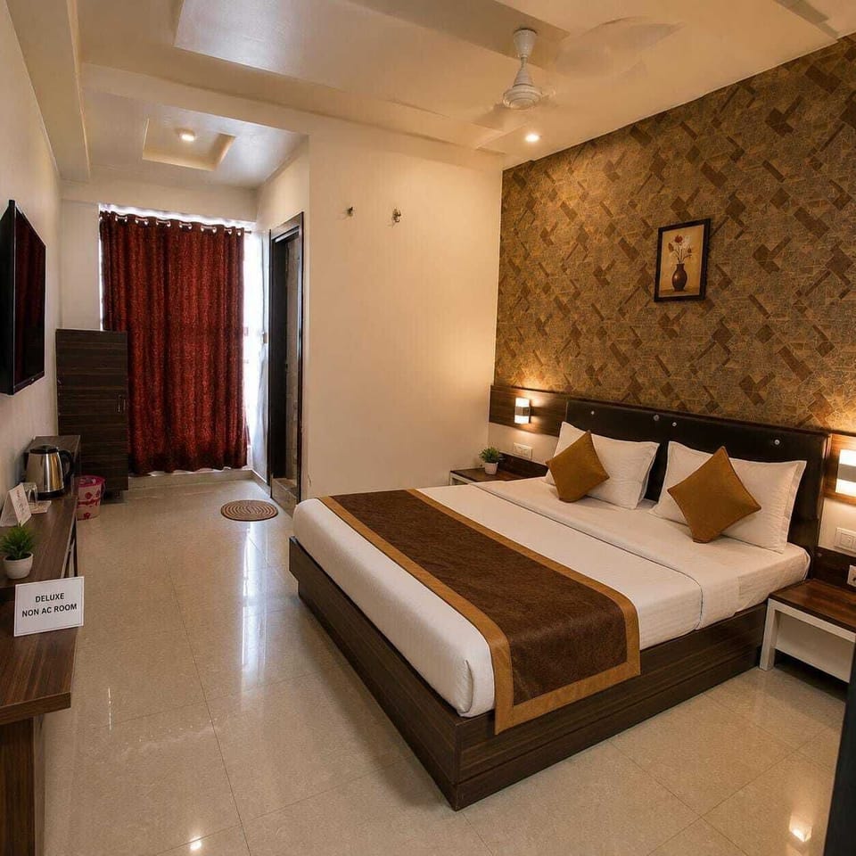 Standard Room | Egyptian cotton sheets, premium bedding, memory foam beds, desk