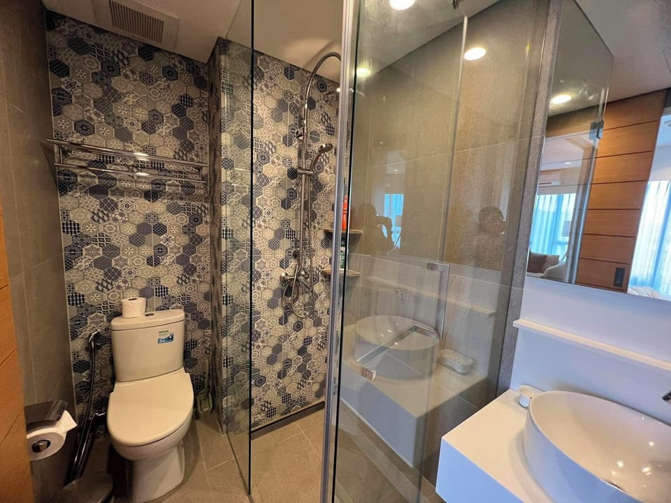 Deluxe Condo, Kitchenette, Lake View | Bathroom
