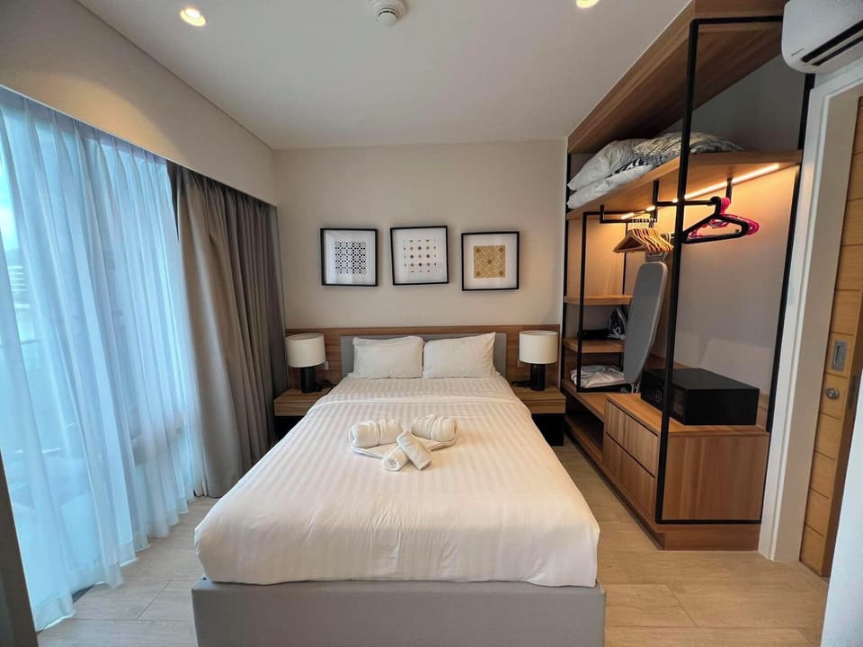 Deluxe Condo, Kitchenette, Lake View | Iron/ironing board, WiFi (free)