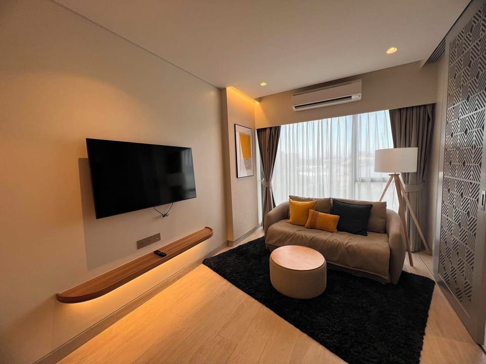 Deluxe Condo, Kitchenette, Lake View | Living area