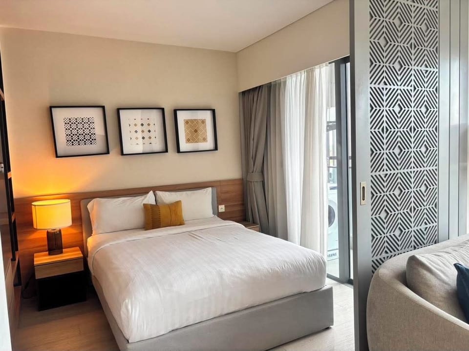 Deluxe Condo, Kitchenette, Lake View | Iron/ironing board, WiFi (free)