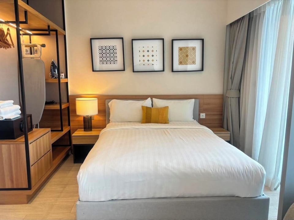 Deluxe Condo, Kitchenette, Lake View | Iron/ironing board, WiFi (free)