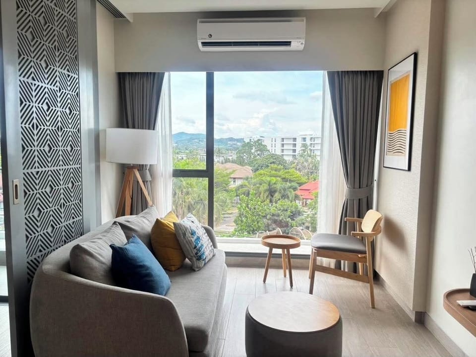 Deluxe Condo, Kitchenette, Lake View | Living area