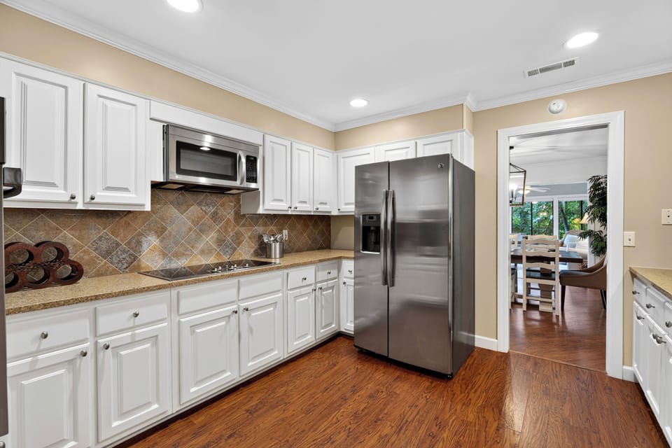 Modern kitchen with everything needed for home-cooked meals.