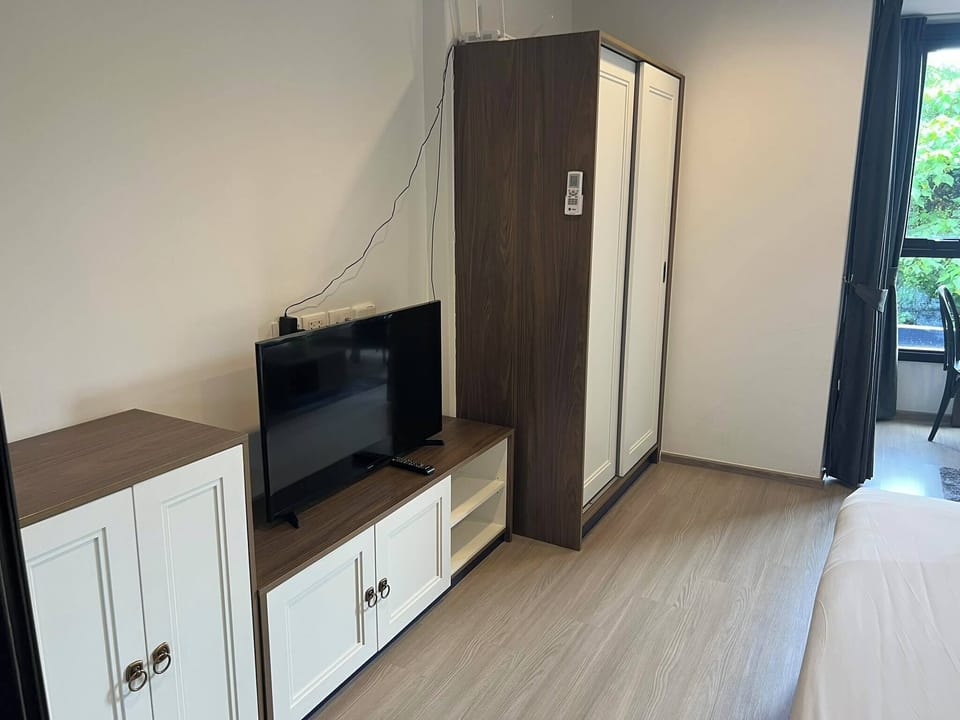 Comfort Condo, Kitchenette, Mountain View | Iron/ironing board, WiFi (free)