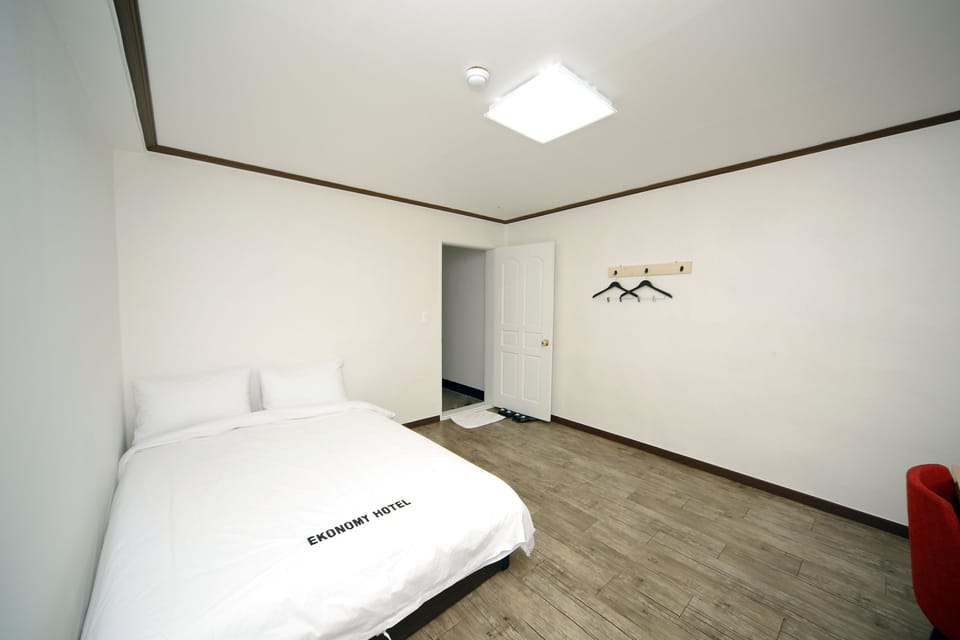 Double Room | Blackout drapes, free WiFi, bed sheets