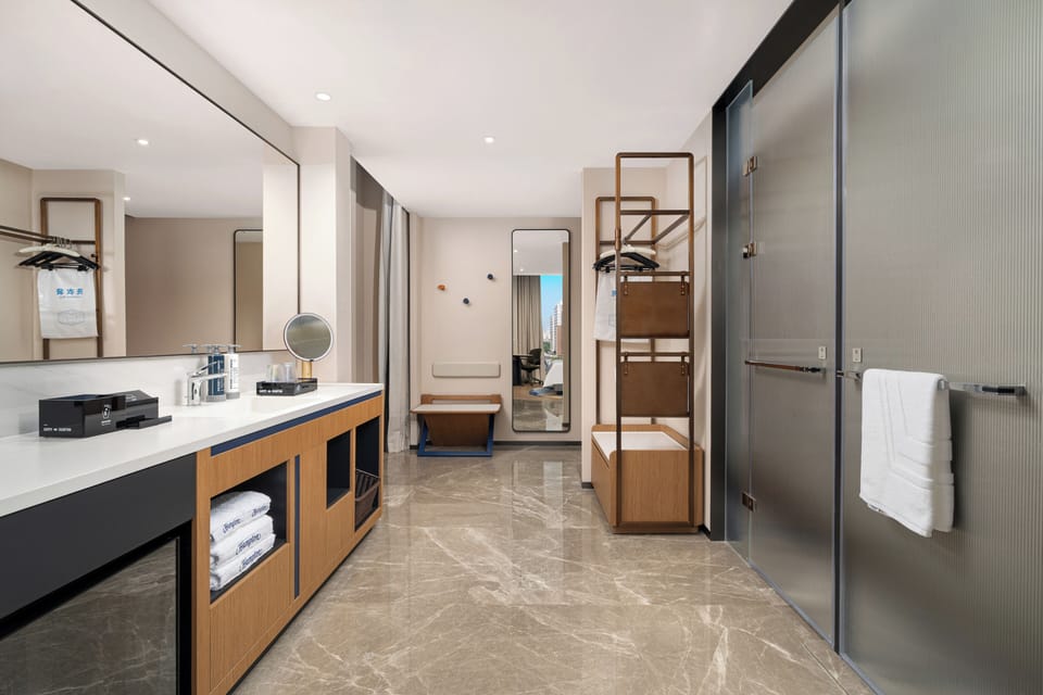 Superior Single Room, Non Smoking | Bathroom | Slippers