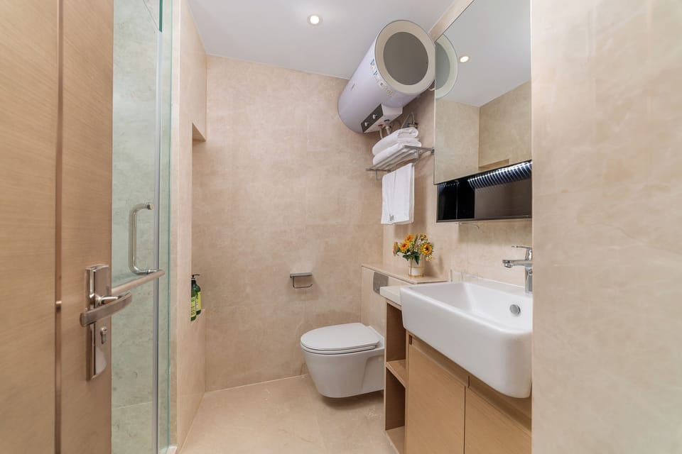 Luxury Double Room, City View | Bathroom | Shower, free toiletries, hair dryer, slippers