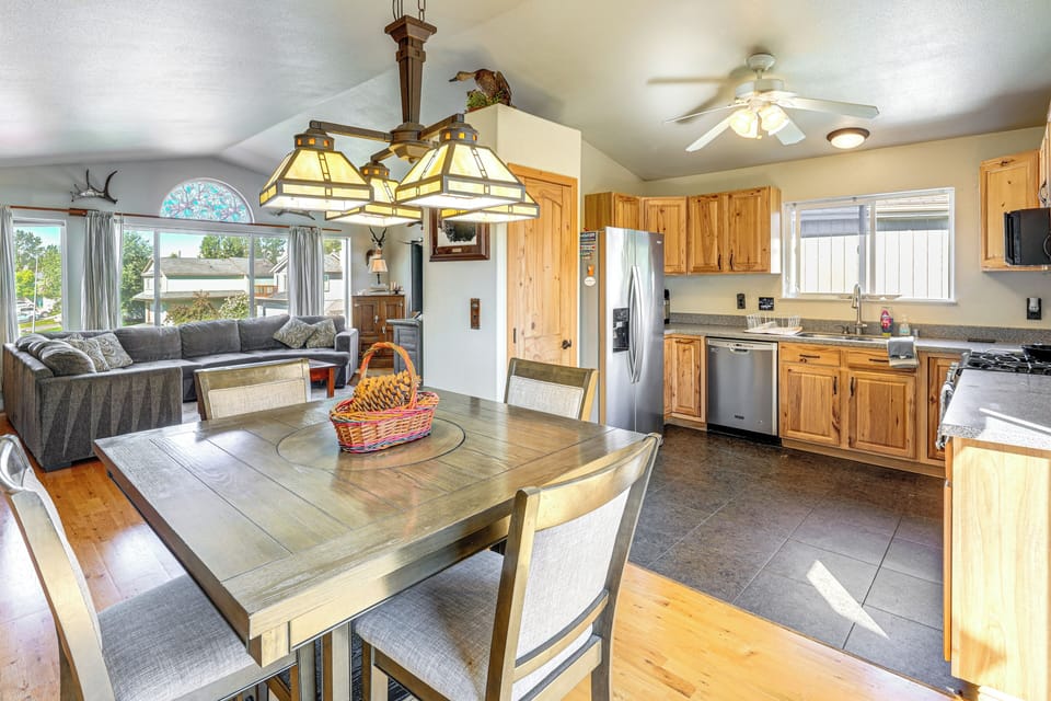 Kitchen & Dining Area