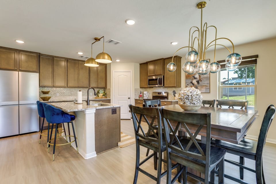 Dining Area | Dishes & Flatware Provided