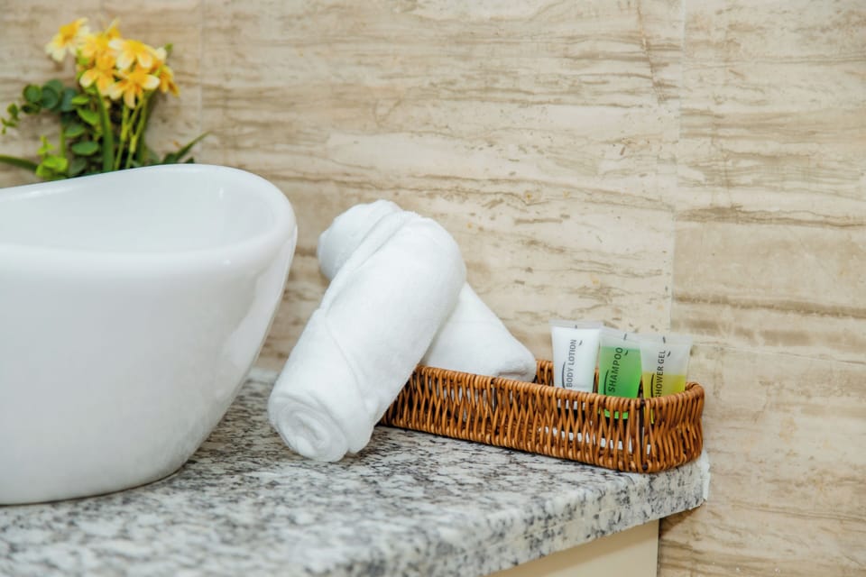 Deluxe Double Room, Balcony, City View | Bathroom amenities