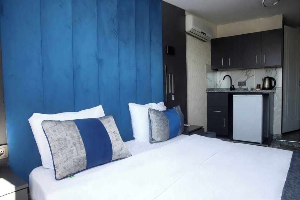 Deluxe Studio, Balcony, City View | Egyptian cotton sheets, premium bedding, down comforters