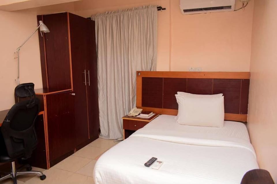 Standard Room | In-room safe, desk, laptop workspace