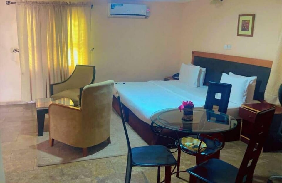 Business Suite | In-room safe, desk, laptop workspace