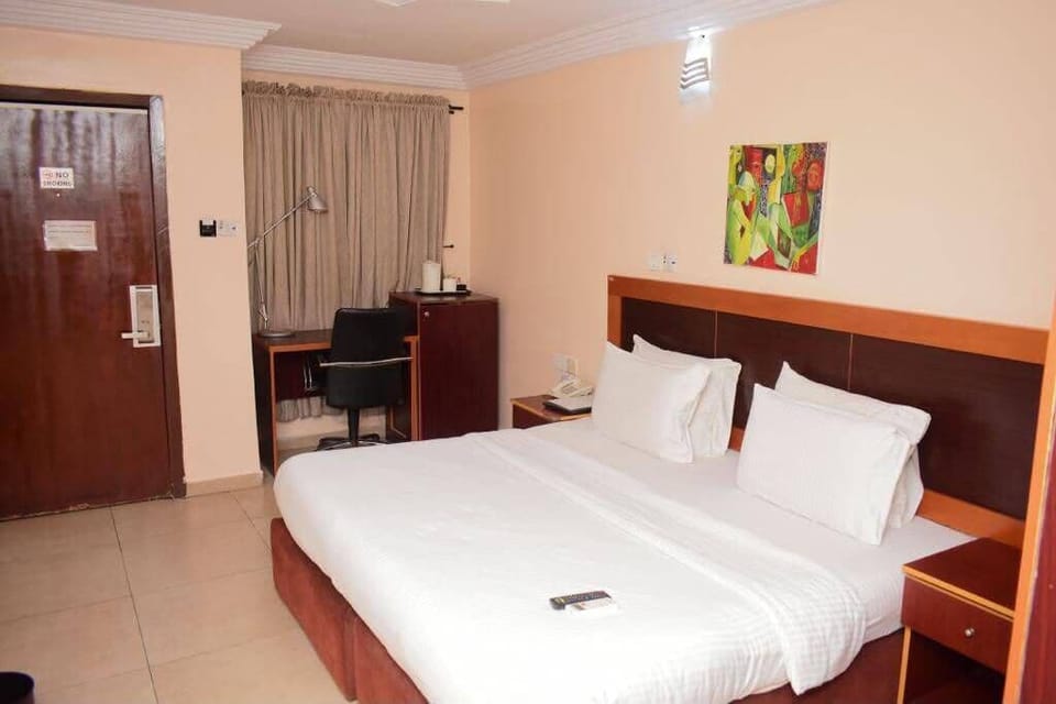 Deluxe Room | In-room safe, desk, laptop workspace