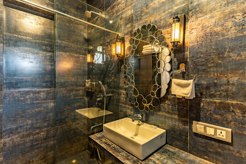 Family Room | Bathroom | Shower, rainfall showerhead, towels