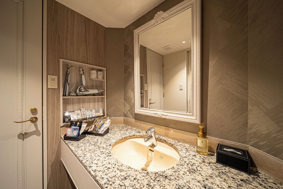 Standard Double Room | Bathroom | Combined shower/tub, hair dryer, towels, shampoo