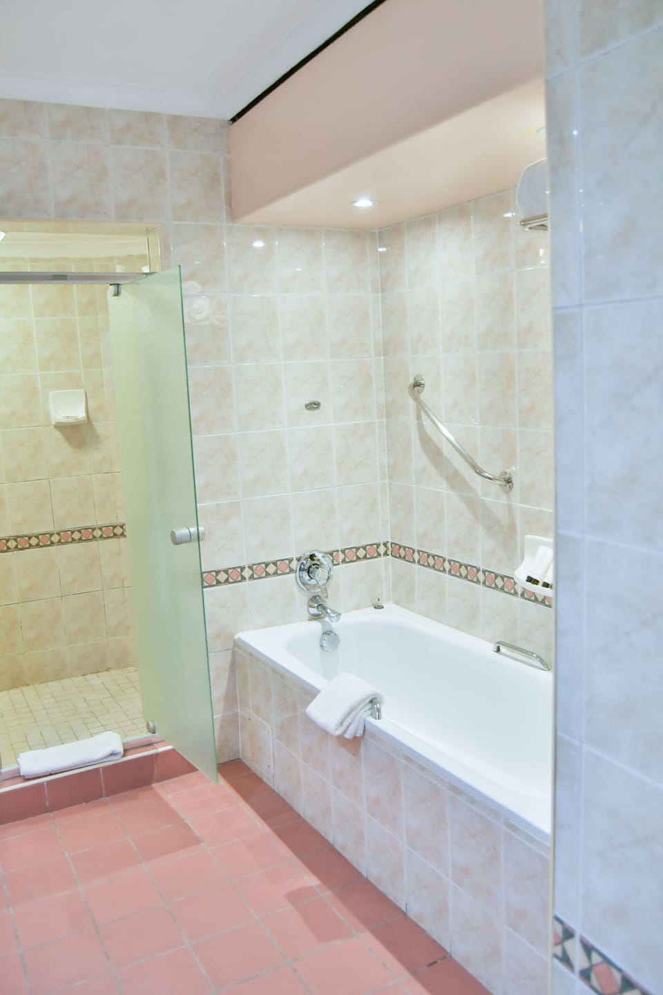 Standard Twin Room | Bathroom | Combined shower/tub, rainfall showerhead, free toiletries, hair dryer