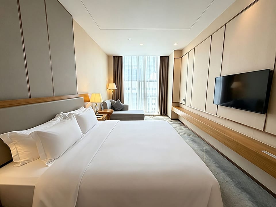 Basic Double Room, 1 Queen Bed, Non Smoking | Down comforters, Select Comfort beds, in-room safe, blackout drapes