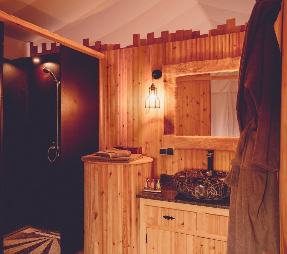 Deluxe Quadruple Room, Desert View | Bathroom | Shower, towels, soap, shampoo