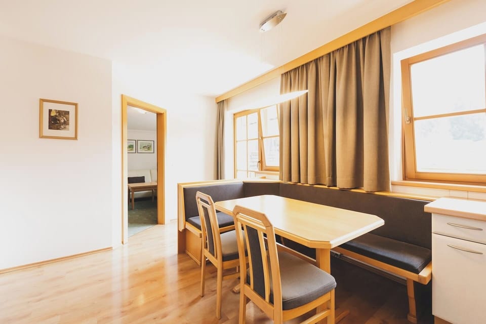 Comfort Apartment, 2 Bedrooms, Balcony, City View | In-room dining