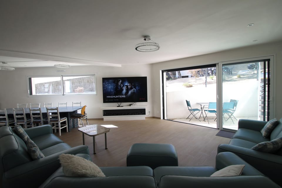 Open plan Living Room and Dining Room. 85" 4k TV, Fireplace, Breakfast area.