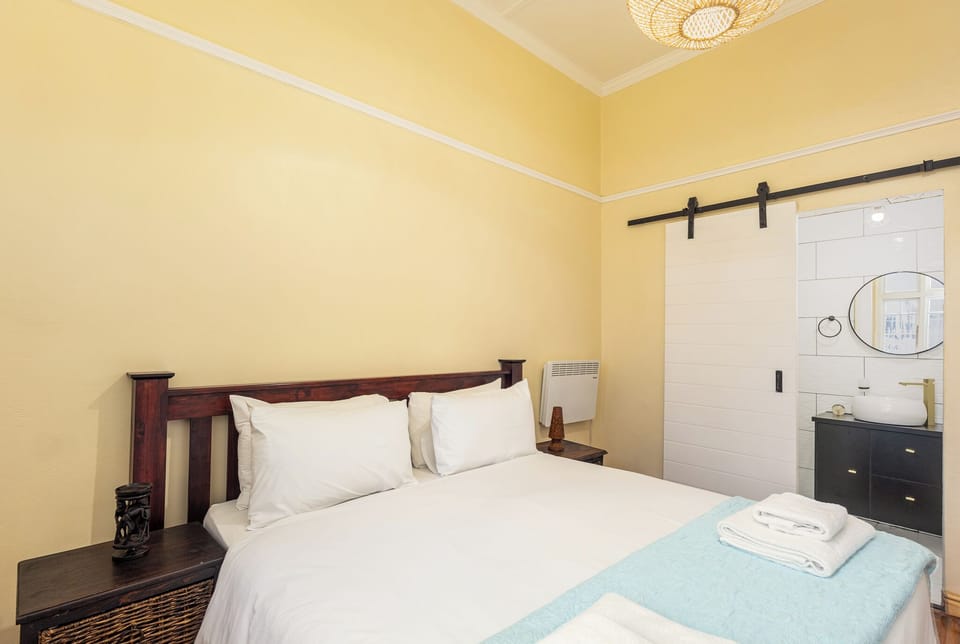 Economy House | Iron/ironing board, WiFi (free)