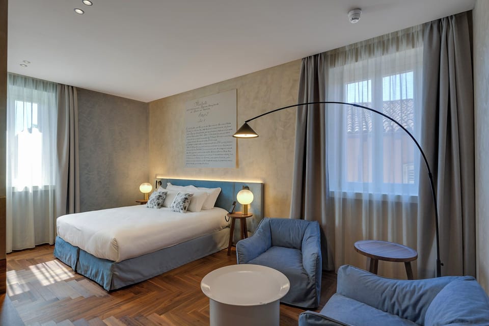 Junior Suite, Vineyard View | In-room safe, desk, laptop workspace, blackout drapes