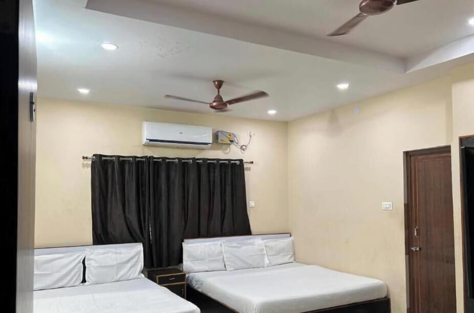 Family Room | Desk, laptop workspace, WiFi (free)