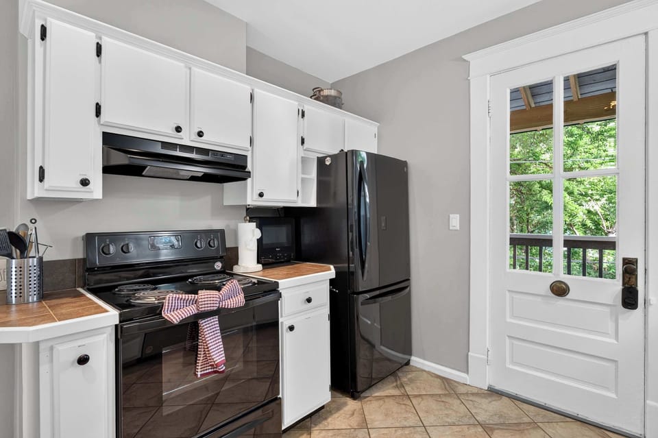 Kitchen: Comfortable and practical kitchen with essential appliances, cookware, and a welcoming space to prepare and enjoy meals together.