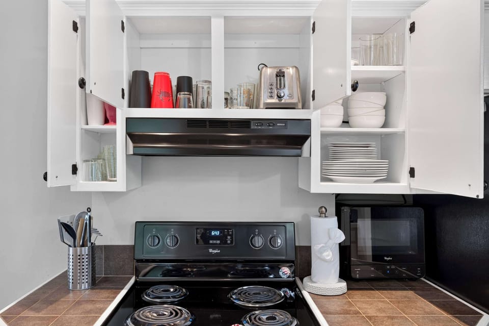 Kitchen: Comfortable and practical kitchen with essential appliances, cookware, and a welcoming space to prepare and enjoy meals together.