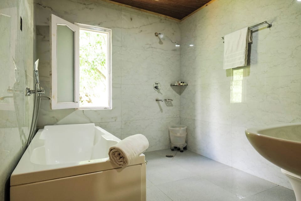 Luxury Duplex, Mountain View | Bathroom | Towels, soap, shampoo, toilet paper