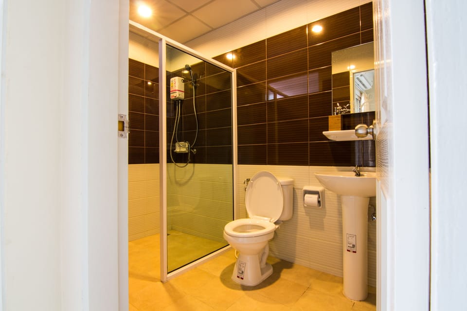 Superior Room | Bathroom | Shower, free toiletries, towels