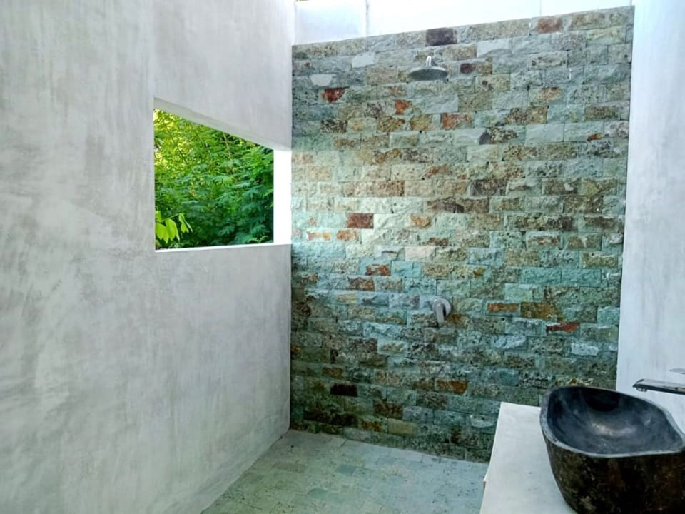 Seaview Bungalow | Bathroom | Shower, free toiletries, towels