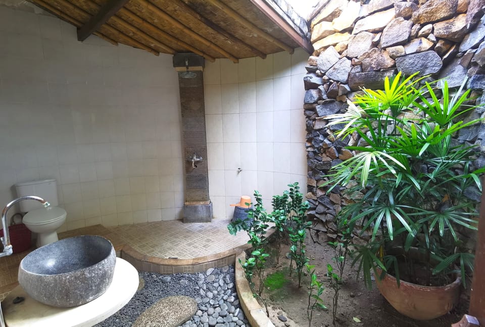 Family Bungalow | Bathroom | Shower, free toiletries, towels