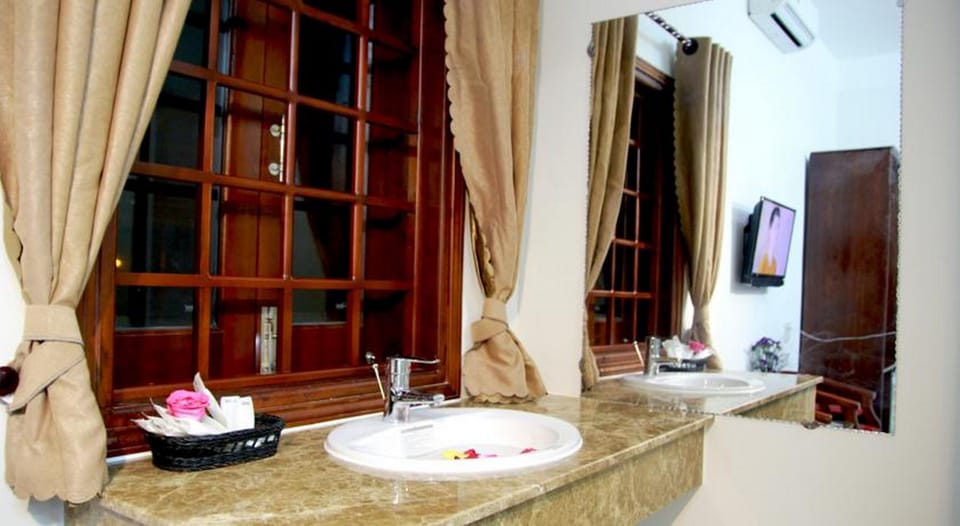 Bathroom sink
