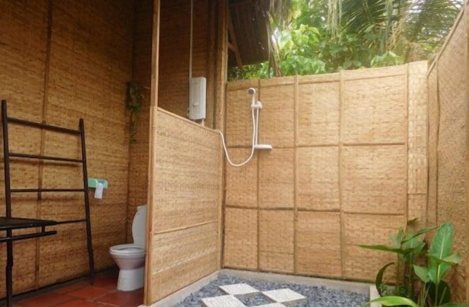 Shower, free toiletries, towels