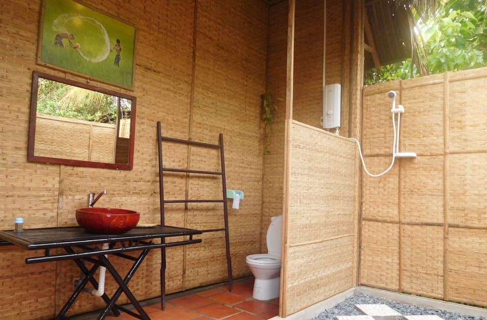 Shower, free toiletries, towels