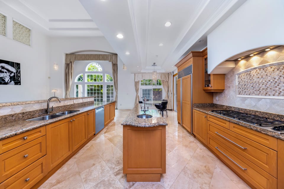 Kitchen - Full kitchen with island