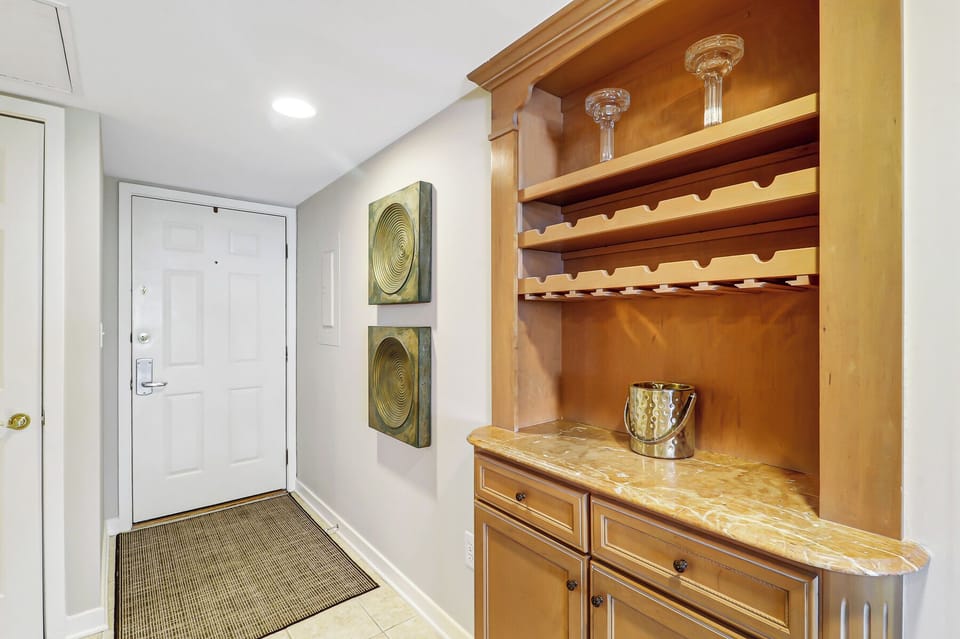 Entry/Bar Area