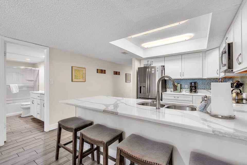 Eat-in kitchen bar seating
