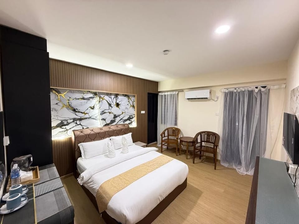 Deluxe Double Room, Balcony | Desk, iron/ironing board (on request), WiFi (free)