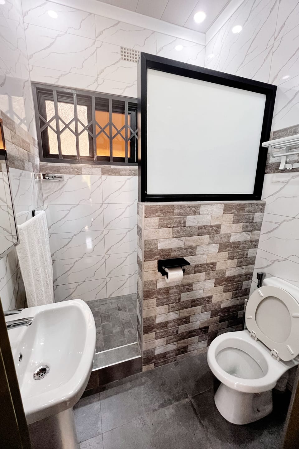 Double Room | Bathroom | Shower, free toiletries, hair dryer, towels