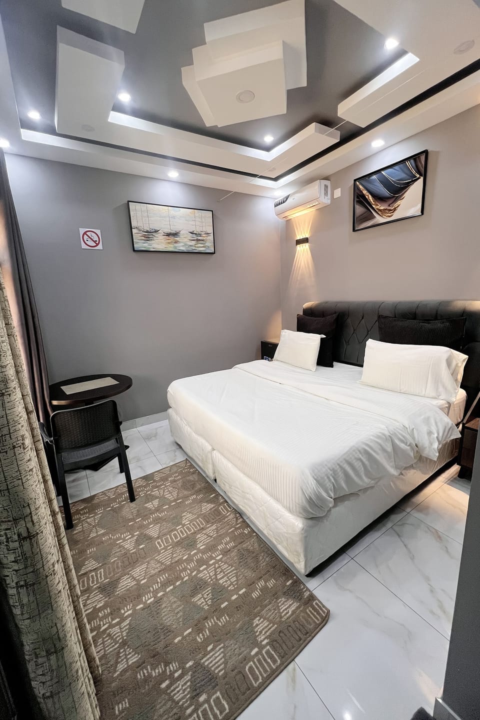 Desk, laptop workspace, WiFi (free)