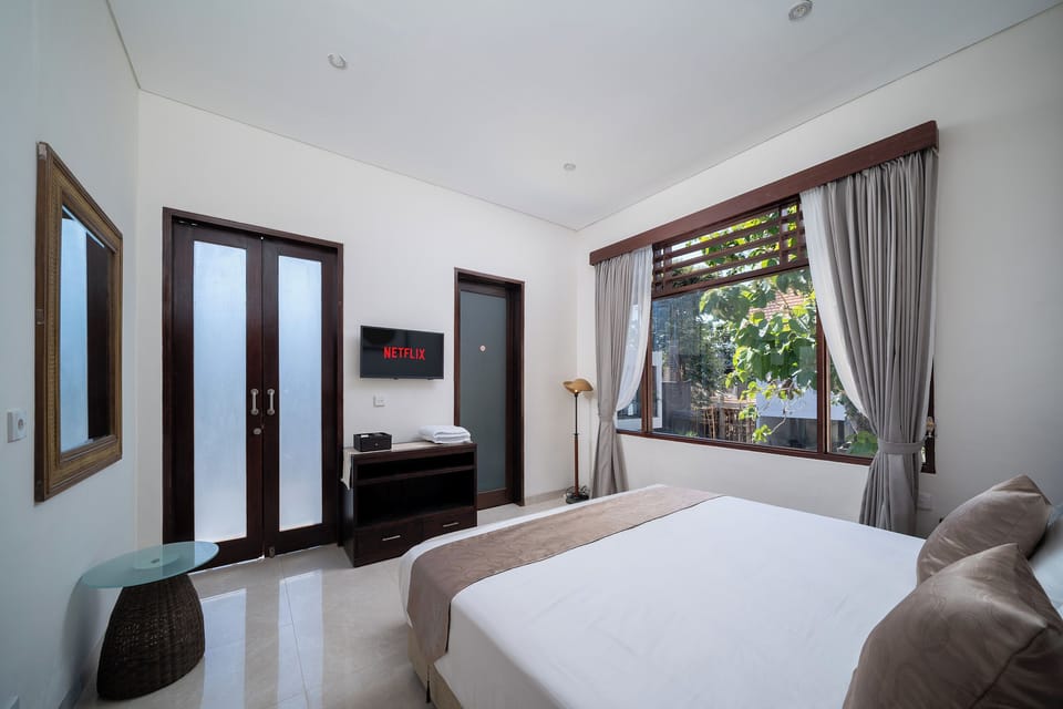 Deluxe Room, 1 Queen Bed, Pool View | Desk, WiFi (free), bed sheets